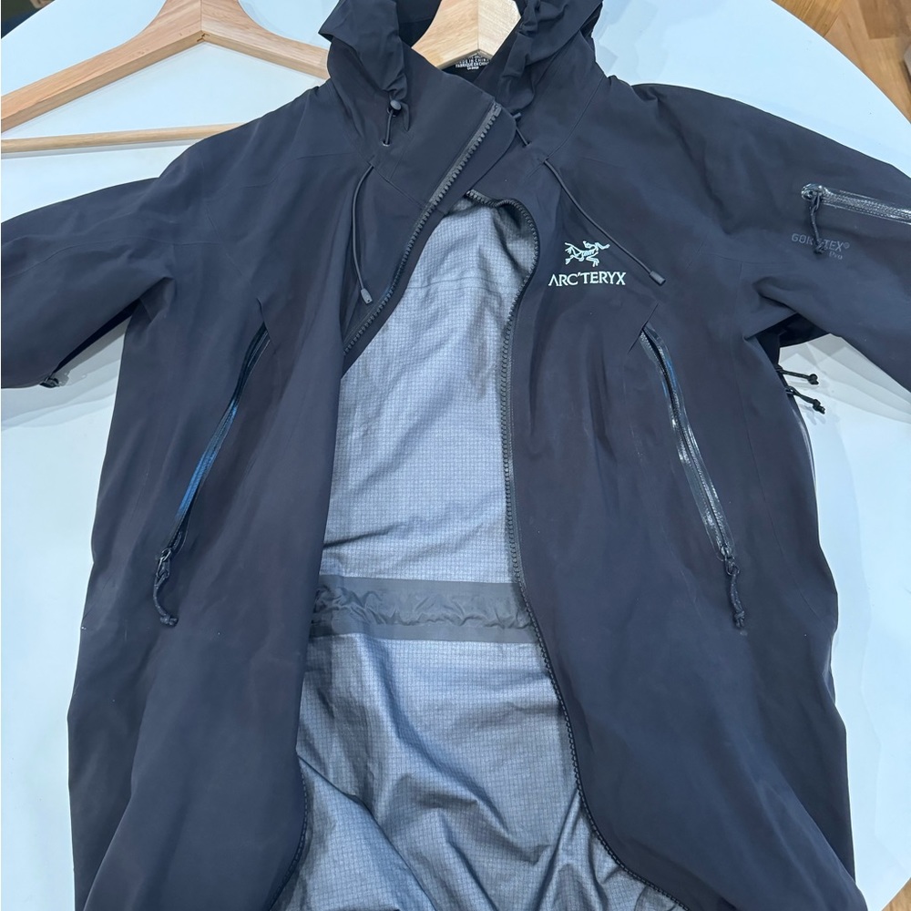ARXCTERYX HARDSHELL WOMENS JACKET SIZE SMALL